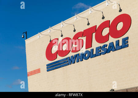 Ein logo Zeichen außerhalb eines Costco Wholesale Lagerverkauf in Woodbridge, Virginia, am 21. Januar 2019. Stockfoto