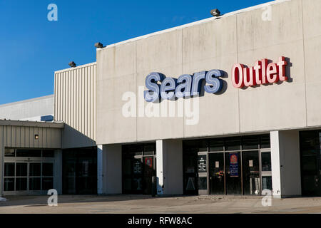Ein logo Zeichen außerhalb von Sears Outlet Store in Woodbridge, Virginia, am 21. Januar 2019. Stockfoto