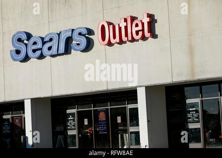 Ein logo Zeichen außerhalb von Sears Outlet Store in Woodbridge, Virginia, am 21. Januar 2019. Stockfoto
