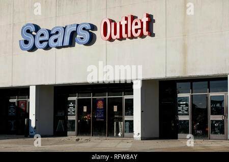 Ein logo Zeichen außerhalb von Sears Outlet Store in Woodbridge, Virginia, am 21. Januar 2019. Stockfoto
