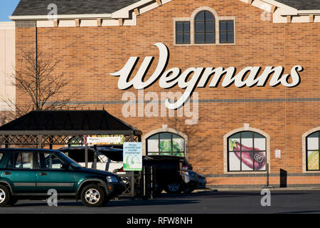 Ein logo Zeichen außerhalb eines Wegmans Food Markets Lebensmittelgeschäft in Frederick, Maryland, am 22. Januar 2019. Stockfoto