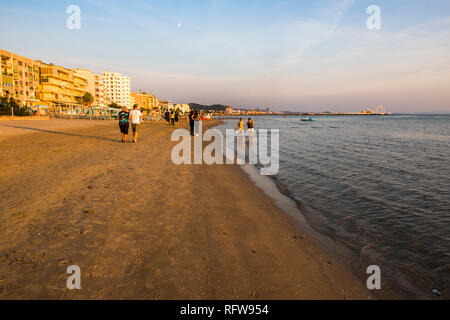 Strand bei Sonnenuntergang, Durres (Epidamnos und Dyrrachium), Adriaküste, Albanien, Europa Stockfoto