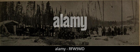 . Kanadische Forstindustrie Juli-Dezember 1920. Holzschlag; Wälder und Forstwirtschaft; Wald; Wald - zellstoffindustrie; Holz verarbeitenden Industrien. September 15, 1920 KANADA LUMBERMAN UND SCHREINER 43. Einen Panoramablick auf einem Camp Crew der indischen See Lumber Co. am Osaquan, Ontario Progressive Norden Mühle hat viele Funktionen Werk der Indischen See Lumber Co, ist eine durch und durch moderne Fast-Cutting besitzen - Wie die verschiedenen Abteilungen betrieben werden, in der mehr oder weniger unbekannte Regionen der neuen Ontario mehrere Bauholz Unternehmen haben ruhig, aber effektiv seit einer Reihe von Jahren. Die s Stockfoto