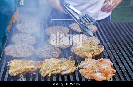 Der Küchenchef bereitet Hamburger im Grill im Freien Stockfoto