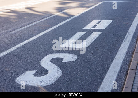 Schild an der Straße bus, Detail eines Zeichens auf den Asphalt, Informationen und Anzeige Signal gemalt Stockfoto