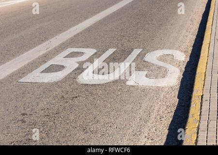 Schild an der Straße bus, Detail eines Zeichens auf den Asphalt, Informationen und Anzeige Signal gemalt Stockfoto