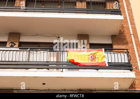 Flagge Spaniens hängen auf dem Balkon eines Hauses Stockfoto