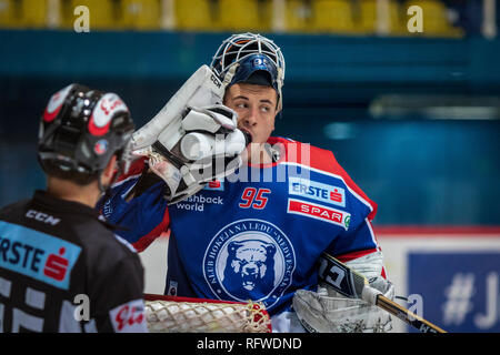 ZAGREB, KROATIEN - 30. Dezember 2018: EBEL Eishockey Liga Match zwischen Medvescak Zagreb und KAC. Hockey goalie. Stockfoto