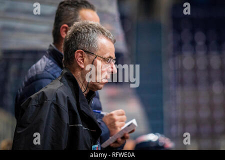 ZAGREB, KROATIEN - 30. Dezember 2018: EBEL Eishockey Liga Match zwischen Medvescak Zagreb und KAC. Hockey Trainer Stockfoto