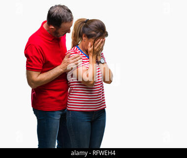 Mittleres Alter spanischer Paar in Liebe über isolierte Hintergrund mit traurigen Gesichtsausdruck das Gesicht mit den Händen und weinte. Depression Konzept. Stockfoto