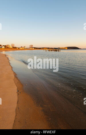 Popham Beach State Park in Phippsburg, Maine USA bei Sonnenaufgang in den Frühlingsmonaten. Popham Beach State Park ist in der Nähe von Fort Popham entfernt. Stockfoto