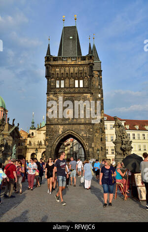 Die Fußgängerzone der historischen Karlsbrücke über die Moldau Kreuzung in der Altstadt von Prag, Tschechische Republik Stockfoto