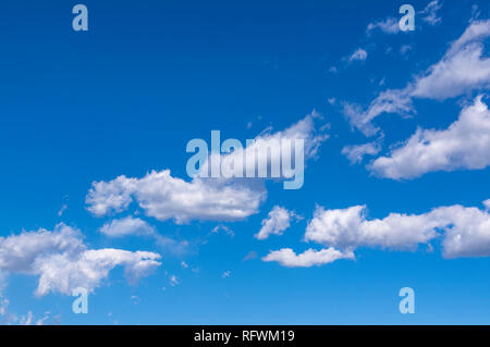 Paar cumulus Wolken vor blauem Himmel Stockfoto
