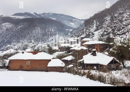 Alte, fast verlassenen serbischen Dorf Topli Tun auf alten Berg, Schnee und Nebel umgeben Stockfoto