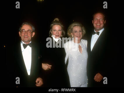 HOLLYWOOD, CA - 13. NOVEMBER: Regisseur Louis Malle, Frau Schauspielerin Candice Bergen, ihre Mutter Schauspielerin Frances Bergen und Schauspieler Kris Bergen besuchen fünften jährlichen der Hollywood Entertainment Museum Legacy Awards am 13. November 1993 im Hollywood Palladium in Hollywood, Kalifornien. Foto von Barry King/Alamy Stock Foto Stockfoto