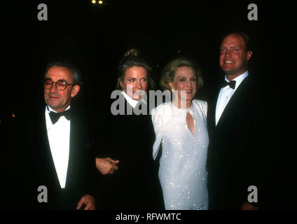 HOLLYWOOD, CA - 13. NOVEMBER: Regisseur Louis Malle, Frau Schauspielerin Candice Bergen, ihre Mutter Schauspielerin Frances Bergen und Schauspieler Kris Bergen besuchen fünften jährlichen der Hollywood Entertainment Museum Legacy Awards am 13. November 1993 im Hollywood Palladium in Hollywood, Kalifornien. Foto von Barry King/Alamy Stock Foto Stockfoto