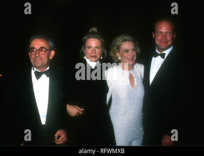 HOLLYWOOD, CA - 13. NOVEMBER: Regisseur Louis Malle, Frau Schauspielerin Candice Bergen, ihre Mutter Schauspielerin Frances Bergen und Schauspieler Kris Bergen besuchen fünften jährlichen der Hollywood Entertainment Museum Legacy Awards am 13. November 1993 im Hollywood Palladium in Hollywood, Kalifornien. Foto von Barry King/Alamy Stock Foto Stockfoto