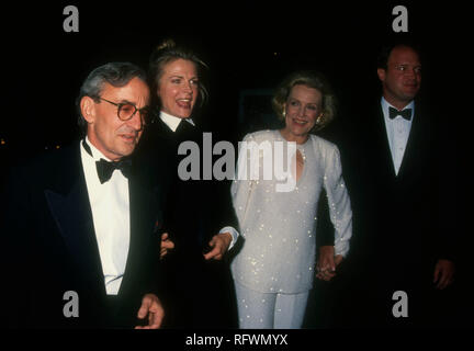 HOLLYWOOD, CA - 13. NOVEMBER: Regisseur Louis Malle, Frau Schauspielerin Candice Bergen, ihre Mutter Schauspielerin Frances Bergen und Schauspieler Kris Bergen besuchen fünften jährlichen der Hollywood Entertainment Museum Legacy Awards am 13. November 1993 im Hollywood Palladium in Hollywood, Kalifornien. Foto von Barry King/Alamy Stock Foto Stockfoto