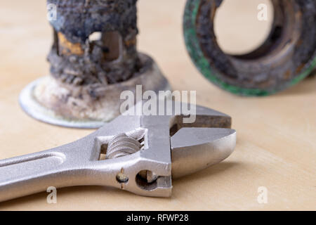 Alten schmutzigen Abflussrohren. Hydraulische Teile verwendet. Hellen Hintergrund. Stockfoto
