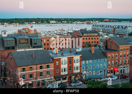 Ein Sonnenuntergang Blick auf die Innenstadt und den Hafen von Portland, Maine Stockfoto