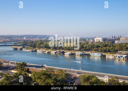 Blick auf die schwimmende Bars und Nachtklubs auf Fluss Sava, Neu Belgrad mit Ada Brücke in der Ferne, Belgrad, Serbien, Europa Stockfoto
