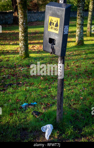 Spender für Hundeabfallbeutel im Killarney National Park, County Kerry, Irland Stockfoto