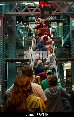 Innenbereich des Guinness Storehouse und Touristen und Besucher auf der Rolltreppe im Brauereimuseum in Dublin, Irland Stockfoto