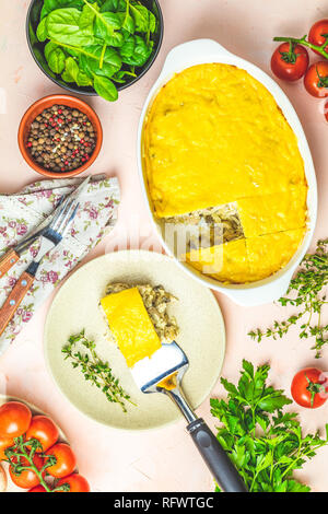 Geladen Gratin, Julienne oder Auflauf von gebackenen Pilz mit Huhn und Käse in Bechamelsauce sause, weißer Keramik Teller, flacher Tiefe des Feldes, Stockfoto