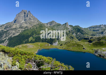 Lac du Miey und Pic Midi d'Ossau vom GR10 Wanderweg in den französischen Pyrenäen, Pyrenees Atlantiques, Frankreich, Europa Stockfoto