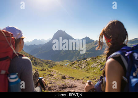Wanderer genießen Sie den Blick auf den Pic du Midi d'Ossau vom Gipfel des Col d'Ayous auf dem GR 10 trekking Route, Pyrenees Atlantiques, Frankreich, Europa Stockfoto
