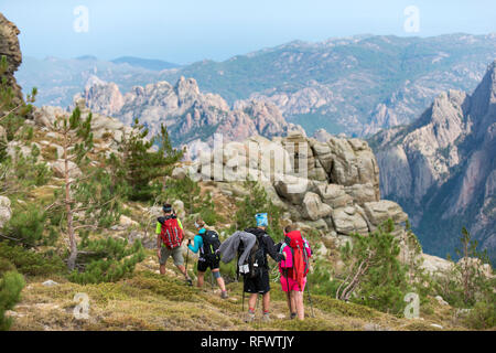 Trekking auf dem GR20 in Korsika in der Nähe der Aiguilles de Bavella wandern in Richtung Zuflucht d'Asinao, Korsika, Frankreich, Mittelmeer, Europa Stockfoto