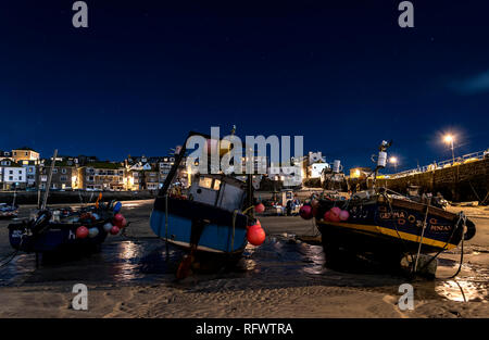 Fischerboote auf Liegeplatz im Hafen von St. Ives bei Ebbe unter dem Sternenhimmel St. Ives, Cornwall UK Europa Stockfoto