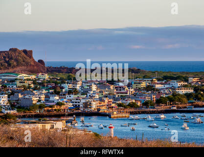 Puerto Baquerizo Moreno, Erhöhte Ansicht von Cerro Tijeretas, Sonnenuntergang, San Cristobal (Chatham) Island, Galapagos, UNESCO-Weltkulturerbe, Ecuador Stockfoto