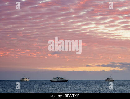 Kreuzfahrtschiffe aus Bartolome Insel bei Sonnenaufgang, Galapagos, UNESCO-Weltkulturerbe, Ecuador, Südamerika Stockfoto