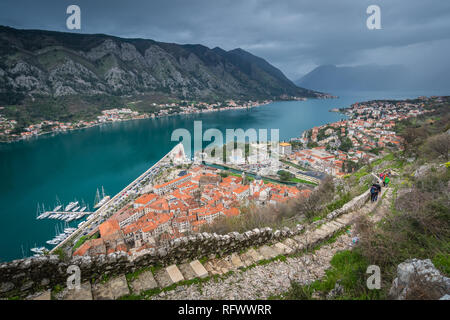 Kotor, Montenegro - April 2018: Touristen zu Fuß auf den steinigen Weg und die Schritte, die zur Festung oberhalb der Stadt Kotor Kotor Stockfoto