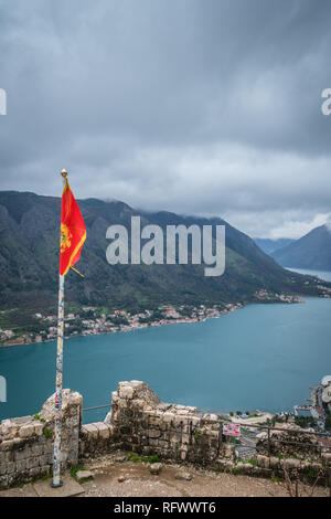 Kotor, Montenegro - April 2018: die Nationalflagge von Montenegro im Wind flattern auf den Ruinen der St. Johannes Festung über Kotor entfernt zu Stockfoto