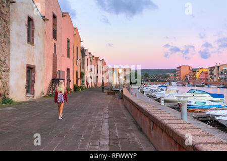 Ein Mädchen geht bei Sonnenaufgang, Bosa, Provinz Oristano, Sardinien, Italien, Mittelmeer, Europa Stockfoto