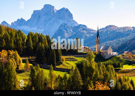 Die Kirche von Selva di Cadore und Pelmo, Dolomiten, UNESCO-Weltkulturerbe, Provinz Belluno, Venetien, Italien, Europa Stockfoto