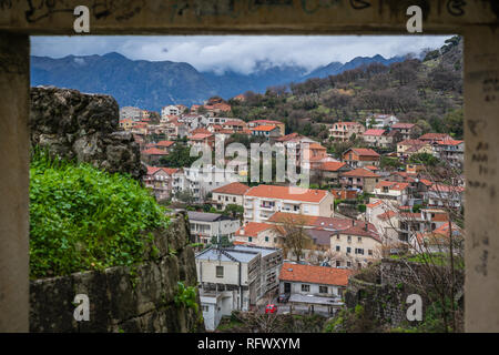 Kotor, Montenegro - April 2018: Blick auf die Häuser am Hang in der Bucht von Kotor und die Stadt als von der kleinen Kapelle auf dem Hügel oberhalb gesehen Stockfoto