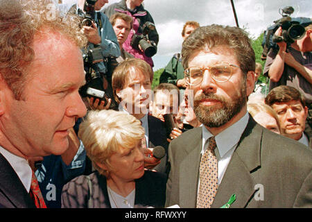 Archiv - 10. JUNI 1996 - Sinn Feins Martin McGuinness und Chef Gerry Adams sprechen zu den Medien, nachdem sie in den ersten Tag des mehrtägigen gehindert wurden - Partei Friedensgespräche auf Block B Schloss Gebäude, Stormont, Nordirland. Stockfoto