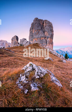 Blaue Stunde bei 5 Torri (Cinque Torri), Cortina d'Ampezzo, Provinz Belluno, Venetien, Italien, Europa Stockfoto