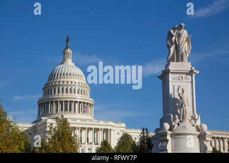 Peace Monument im Vordergrund, United States Capitol Gebäude im Hintergrund, Washington D.C., Vereinigte Staaten von Amerika, Nordamerika Stockfoto
