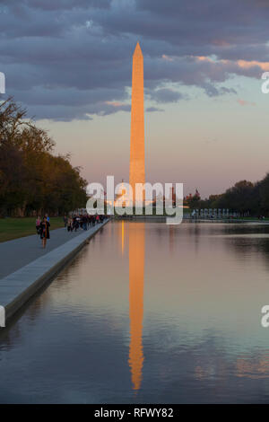 Am späten Nachmittag, Washington Monument, Lincoln Monument, Washington D.C., Vereinigte Staaten von Amerika, Nordamerika genommen Stockfoto