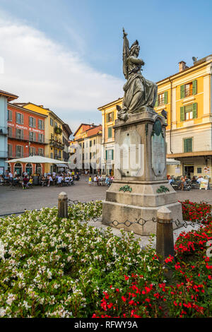 Al Fresco Restaurants in Piazza Daniele Ranzoni bei Dämmerung, Intra, Verbania, Provinz Verbano-Cusio-Ossola, Lago Maggiore, Italienische Seen, Italien Stockfoto