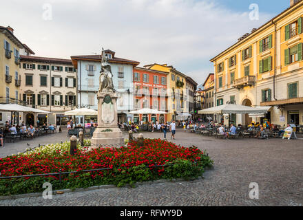 Al Fresco Restaurants in Piazza Daniele Ranzoni bei Dämmerung, Intra, Verbania, Provinz Verbano-Cusio-Ossola, Lago Maggiore, Italienische Seen, Italien Stockfoto