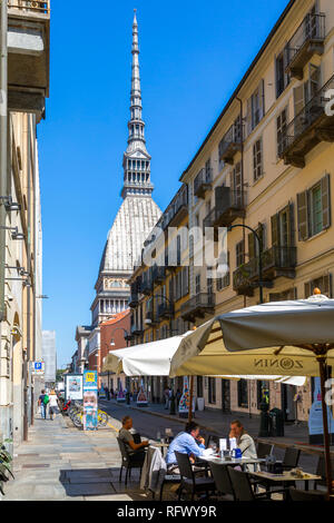 Blick auf die Mole Antonelliana und Cafe, Turin, Piemont, Italien, Europa Stockfoto