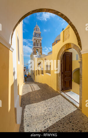 Blick auf den Glockenturm der Kirche Ag Loannis Baptistis, Fira, Santorini (Thira), Kykladen, griechische Inseln, Griechenland, Europa Stockfoto