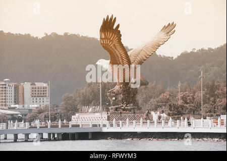 Das rötlich-braune Adler an Dataran Lang, die als Wahrzeichen der Insel gebaut wurde. Auf Eagle Square in der Stadt Kuah Langkawi Malaysia liegt. Stockfoto