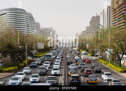 Bei dichtem Verkehr auf der Hauptstraße im Zentrum von Peking, China, Asien Stockfoto