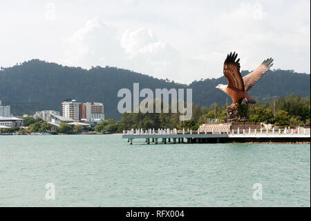 Das rötlich-braune Adler an Dataran Lang, die als Wahrzeichen der Insel gebaut wurde. Auf Eagle Square in der Stadt Kuah Langkawi Malaysia liegt. Stockfoto